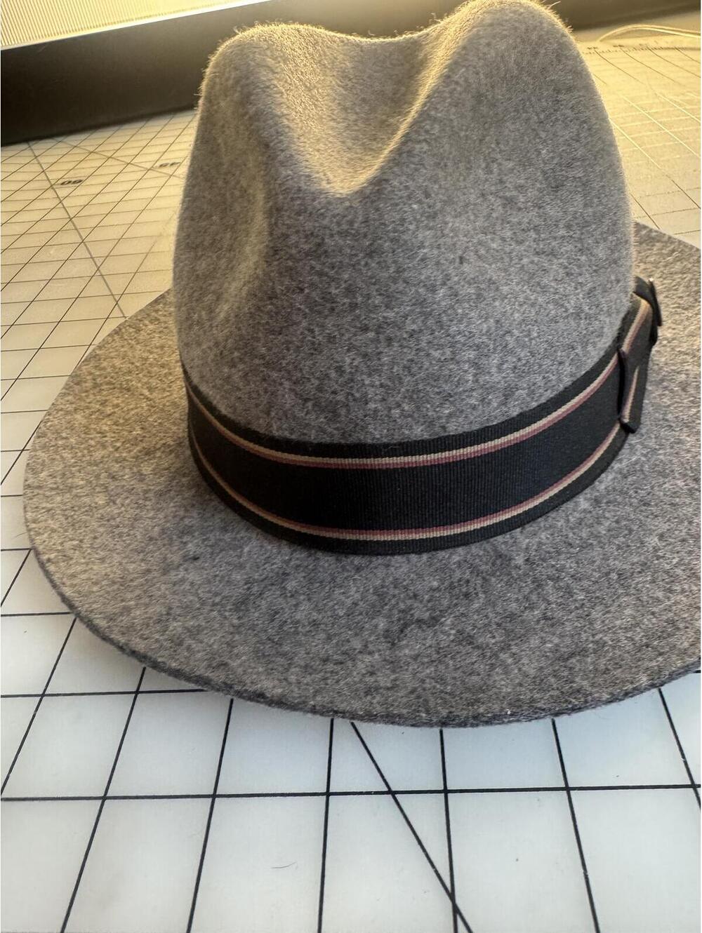 Goorin Bros Gray Felt Fedora Hat with Black Band - Picture 2 of 6